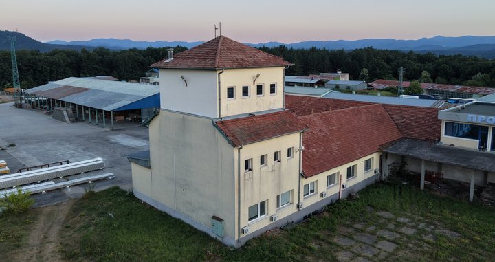 Хотелът за работници на базата